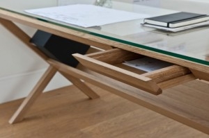 Практичный деревянный стол с дополнительной полкой
